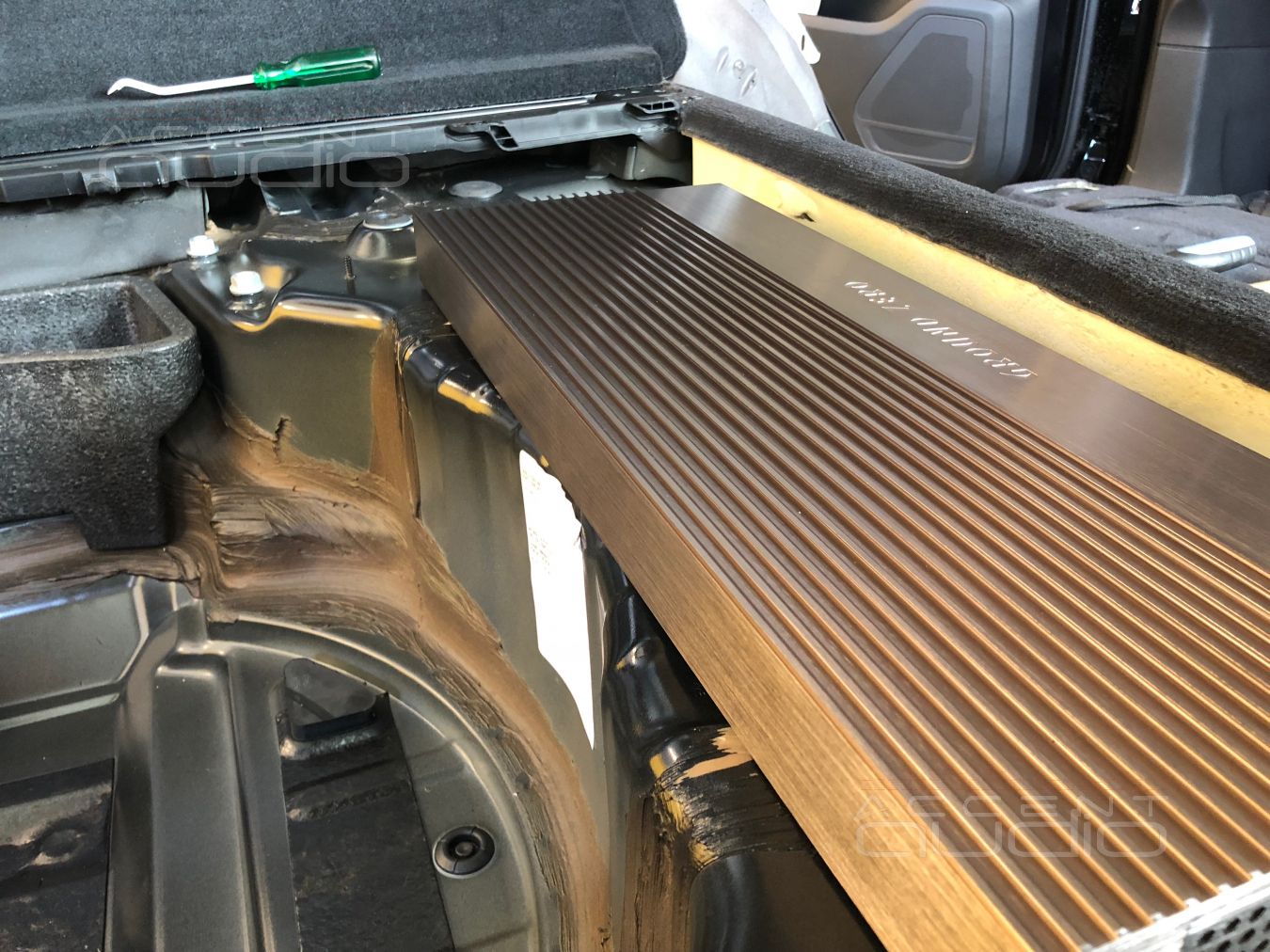 Усилитель Ground Zero в Volkswagen Touareg NF