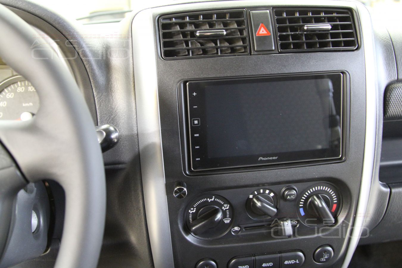 Suzuki Jimny: отличный звук легко и изящно