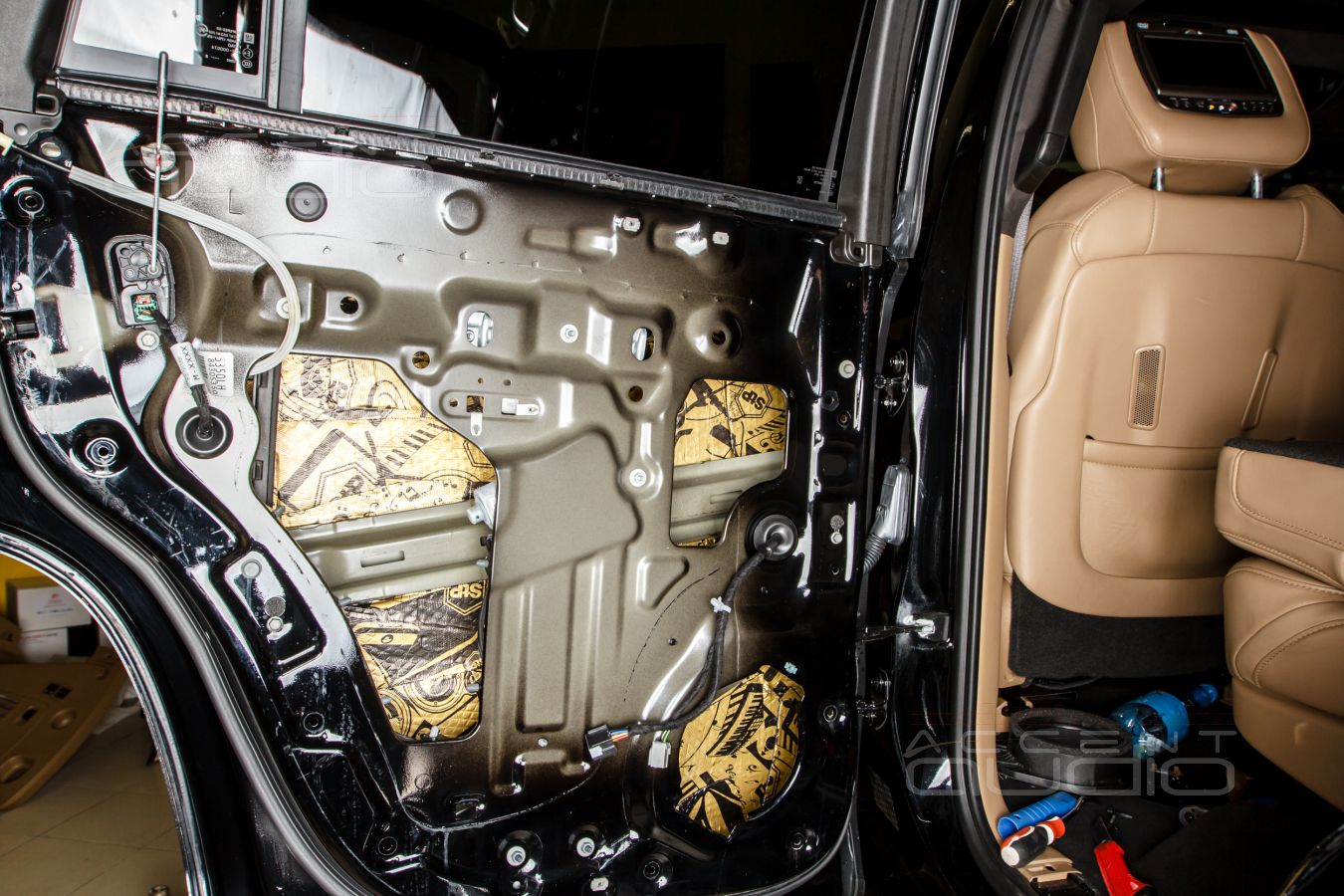 Обычная установка тыловой акустики Helix в Cadillac Escalade