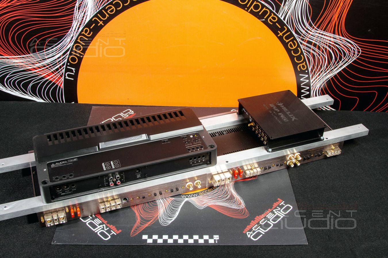 Установка усилителей Ground Zero, JLAudio и аудиопроцессора Helix с полной интеграцией в RS6 !