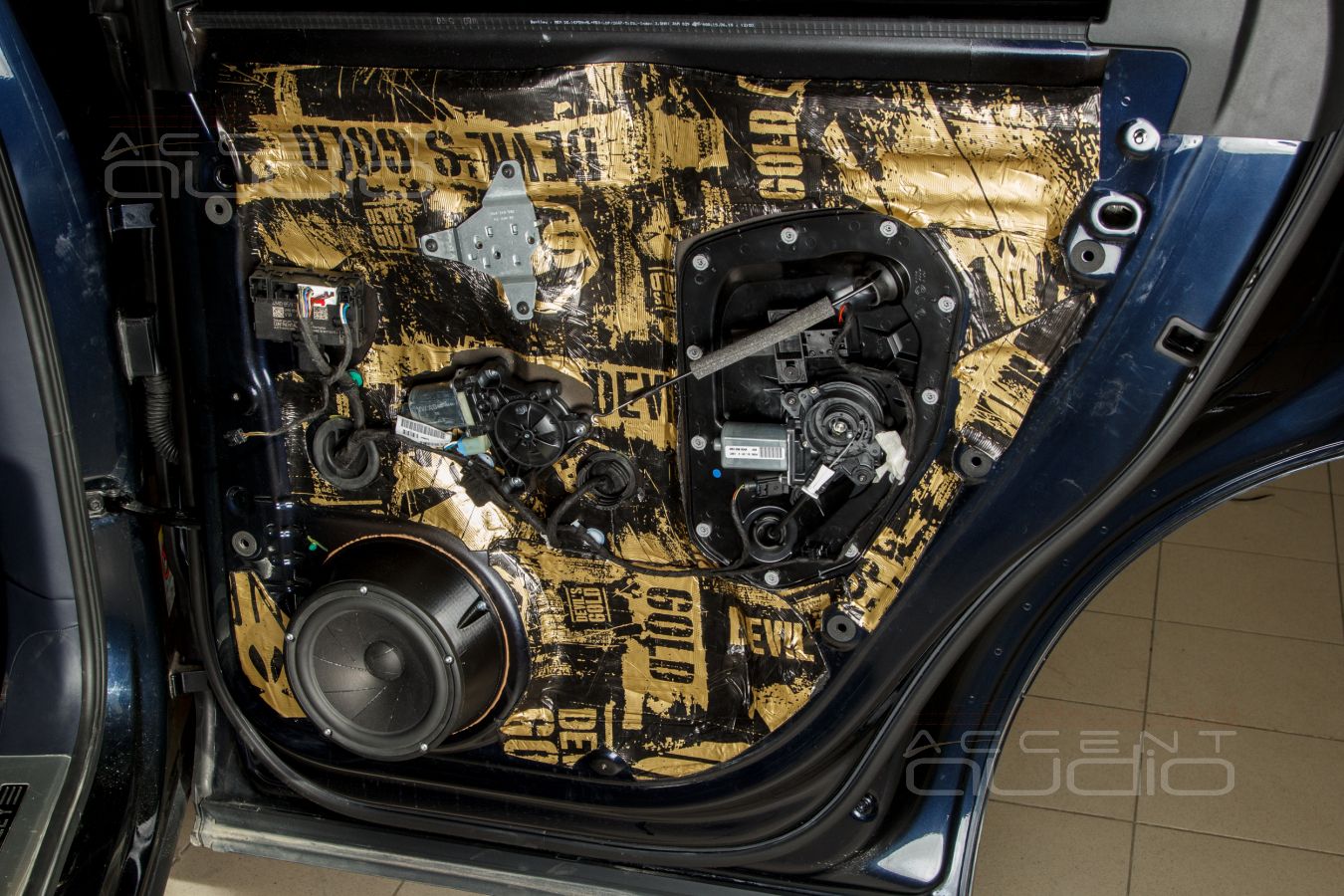 Великолепная бумага из Дании: ScanSpeak 18W/4531G01 в дверях Bentley Bentayga