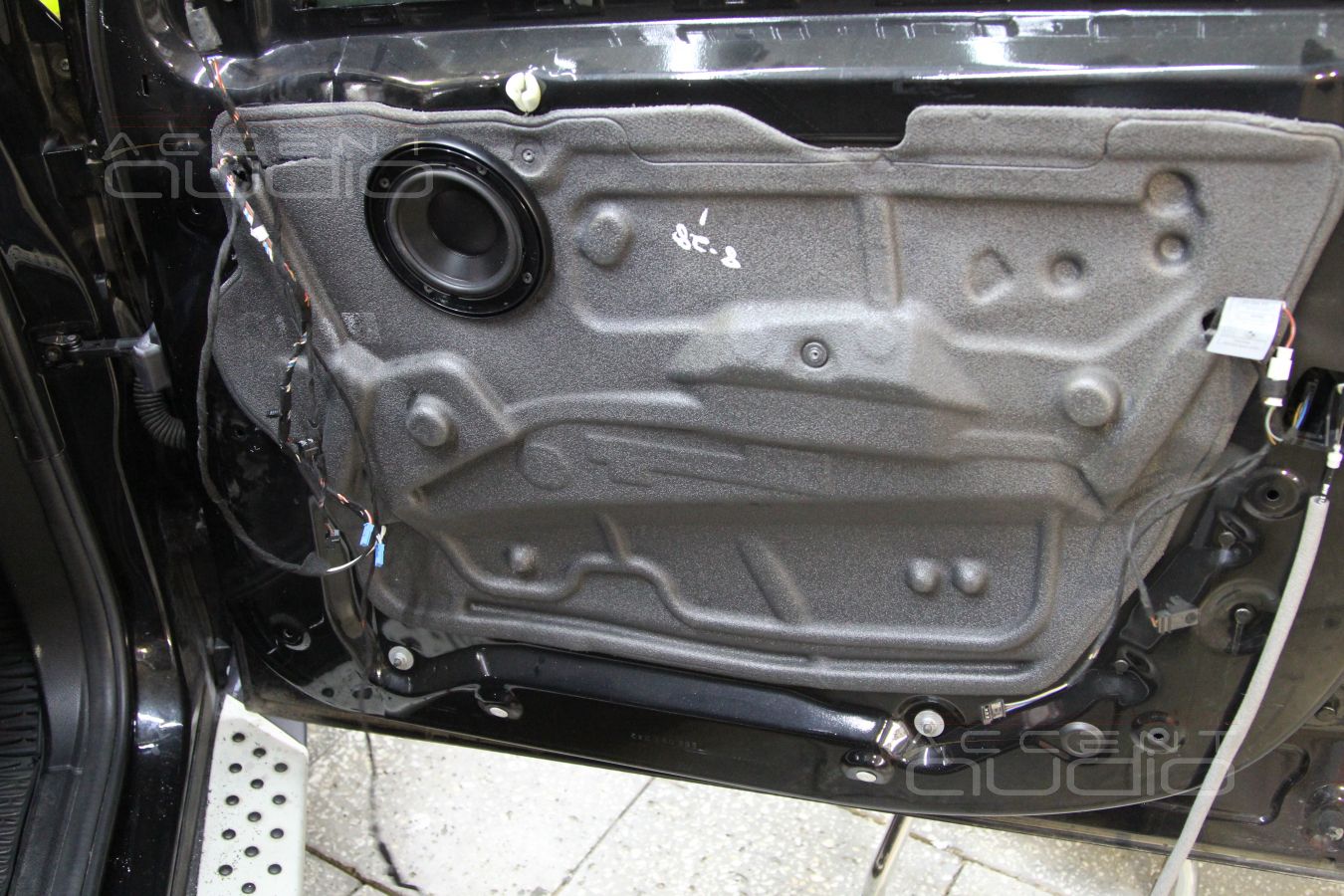 Установка среднечастотных излучателей Morel MW 4 в двери BMW X5