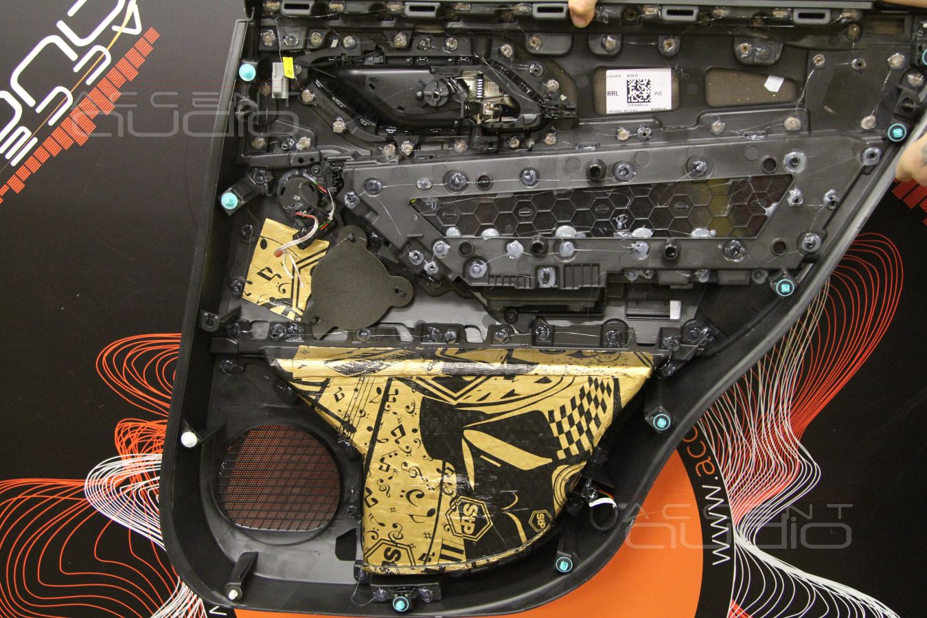 Аудиоподготовка Range Rover Velar, установка мидбасов Focal и великолепный пластик обшивок