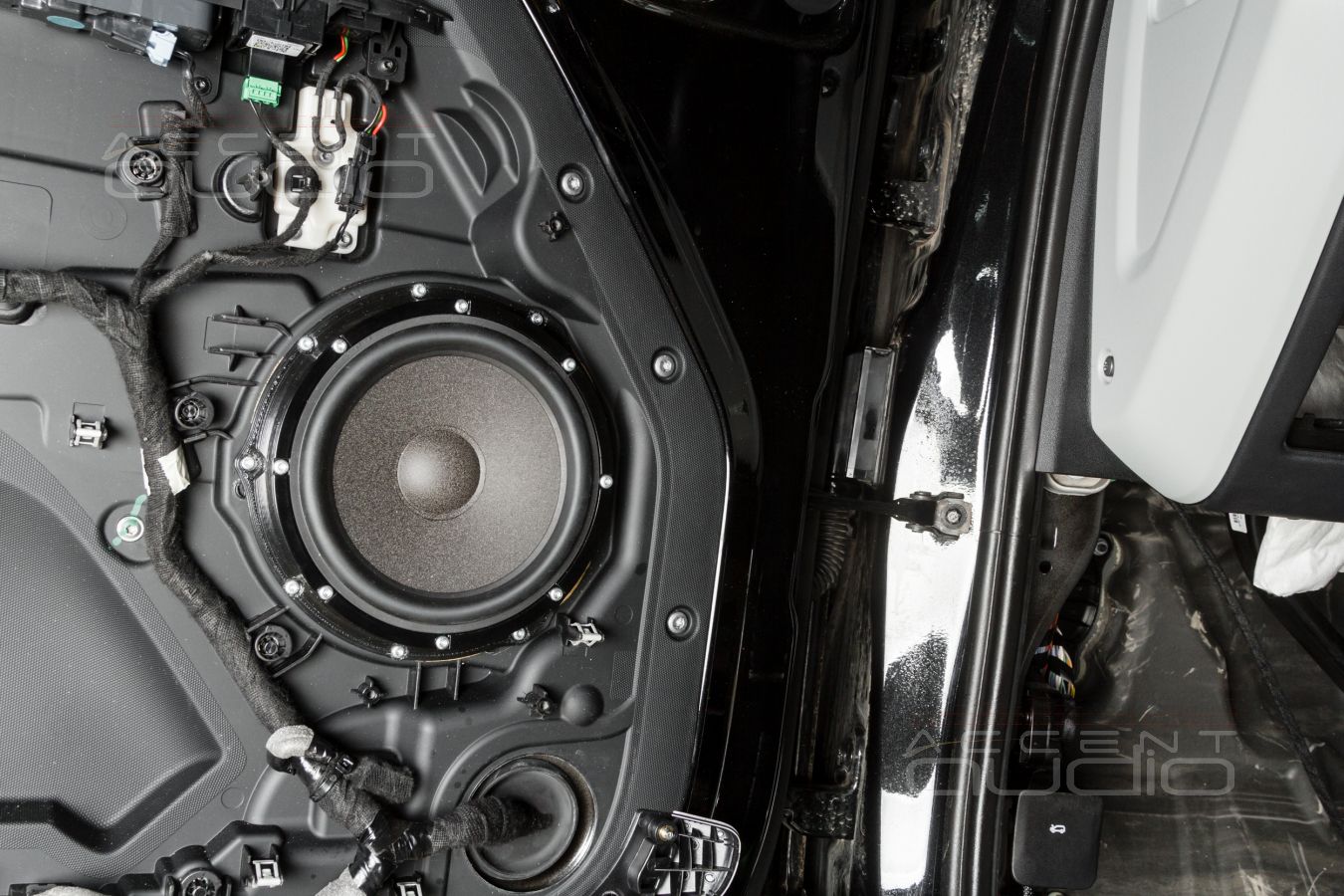Аудиоподготовка дверей и установка мидбасовых динамиков Brax ML6D в LandRover Defender