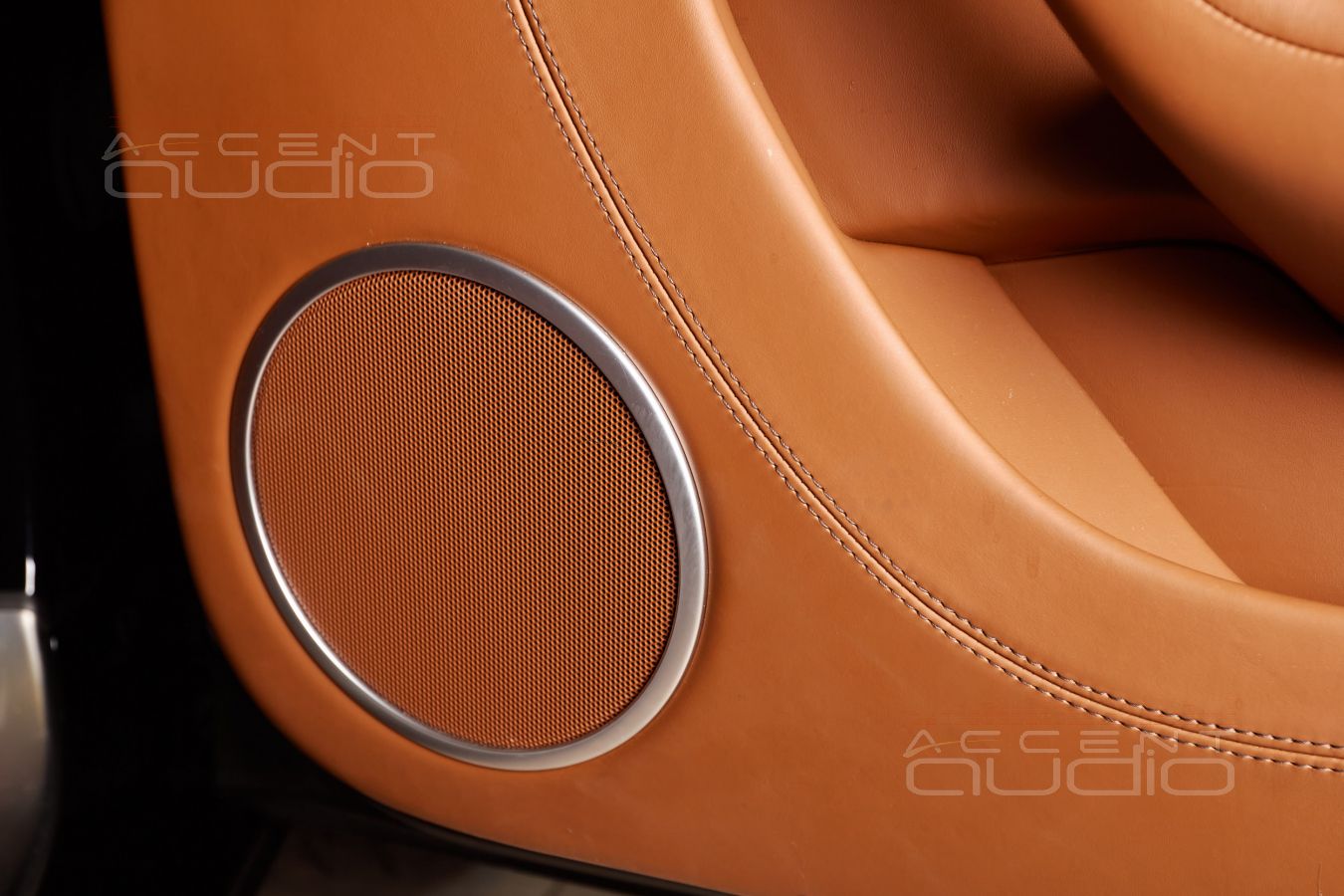 Новая акустика Brax ML6P в дверях Bentley Continental GT.