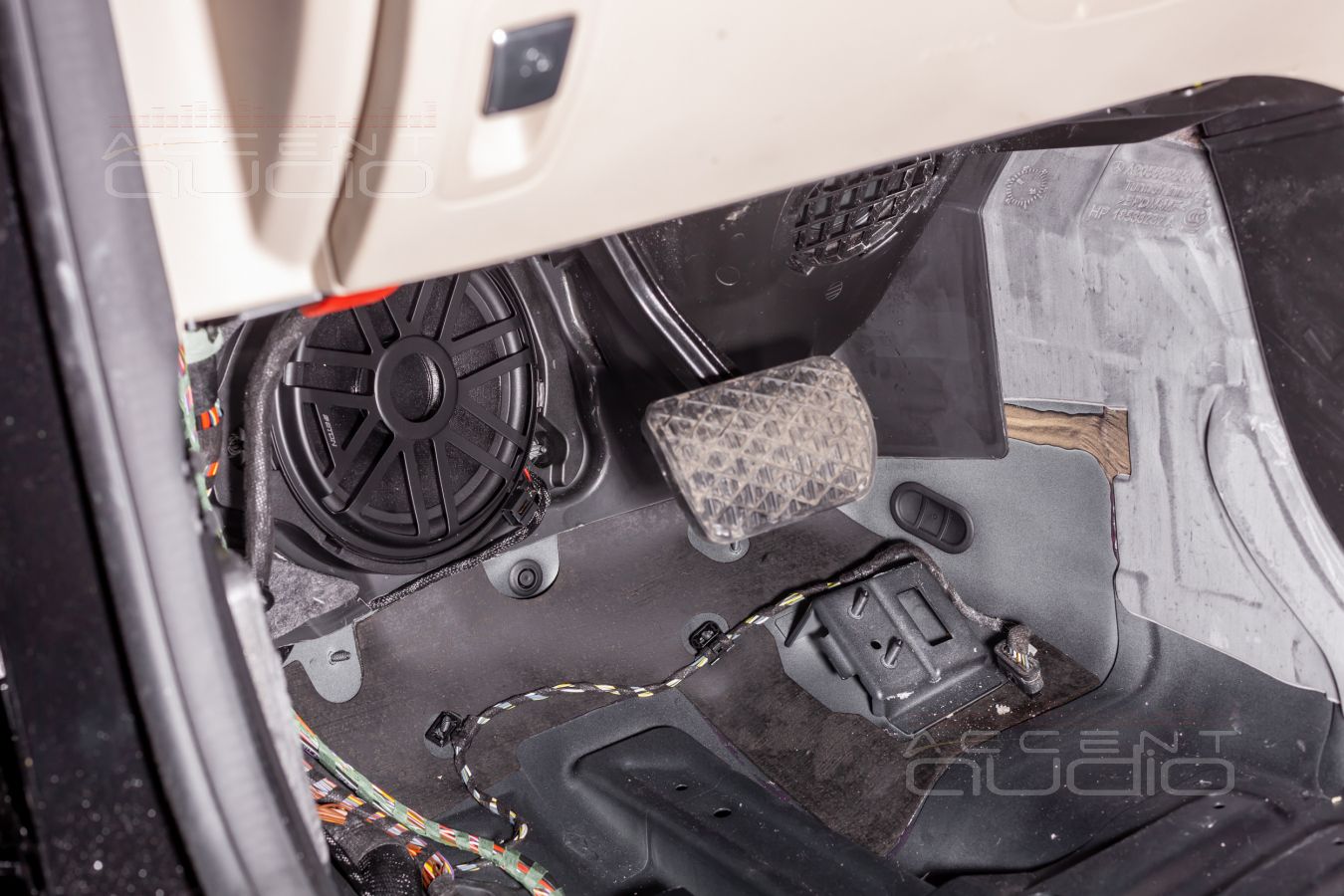 Два больших немецких вуфера против одного маленького китайского: установка Eton UG MB 195 L