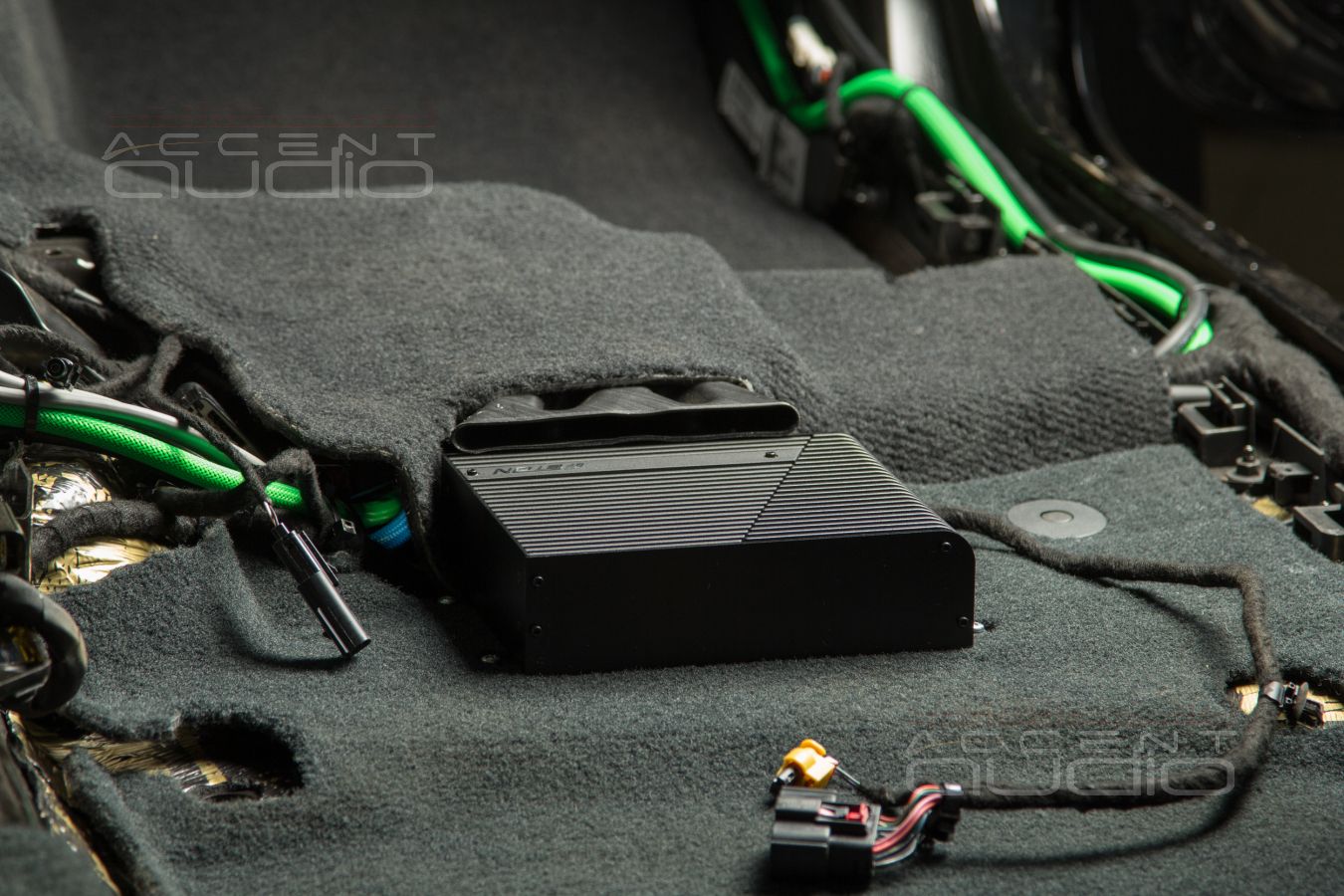 7 каналов усиления и процессинга: монтаж немецких усилителей в американскую машину