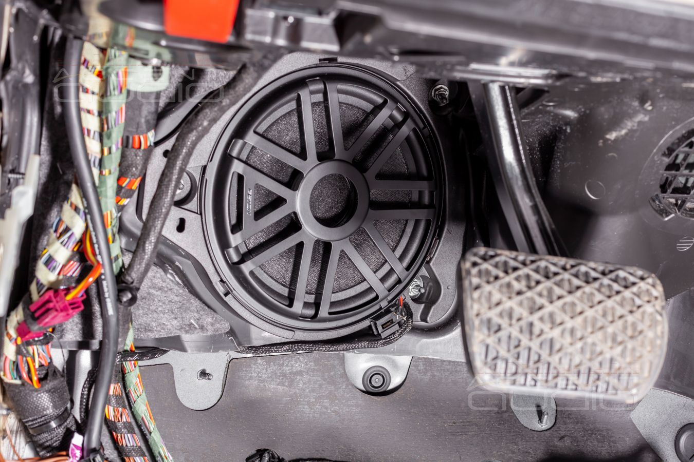 Два больших немецких вуфера против одного маленького китайского: установка Eton UG MB 195 L