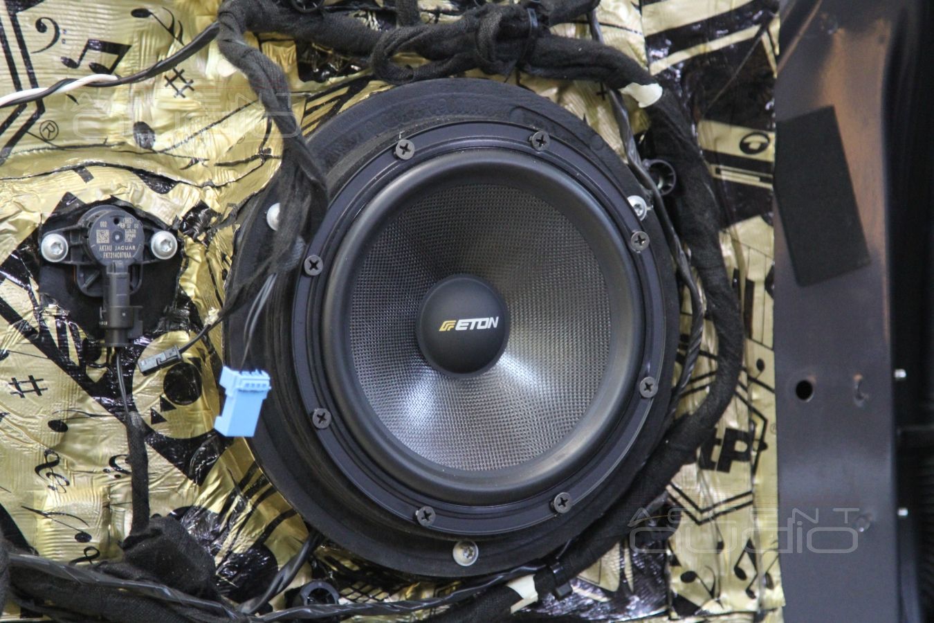 Установка новой акустики Eton в LandRover Discovery Sport
