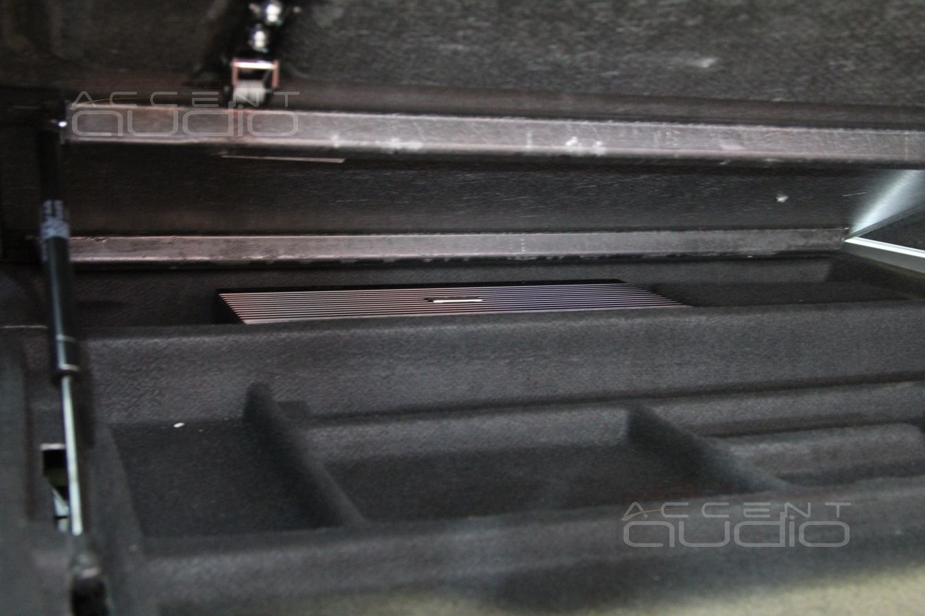 Установка усилителя и аудиопроцессора в Volvo XC70