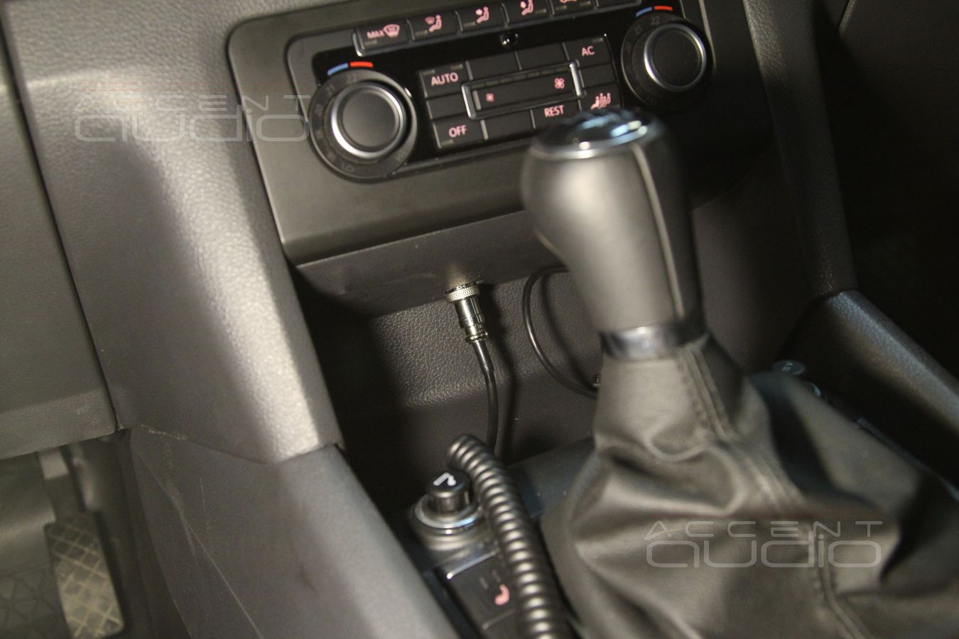 Установка рации MegaJet 555 в Volkswagen Amarok