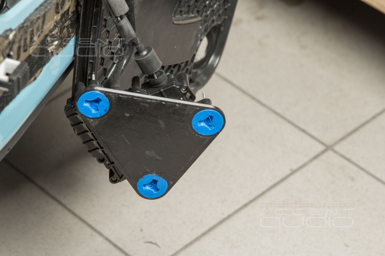 Доводчики дверей в Porsche Taycan больше не гремят, а тихо работают