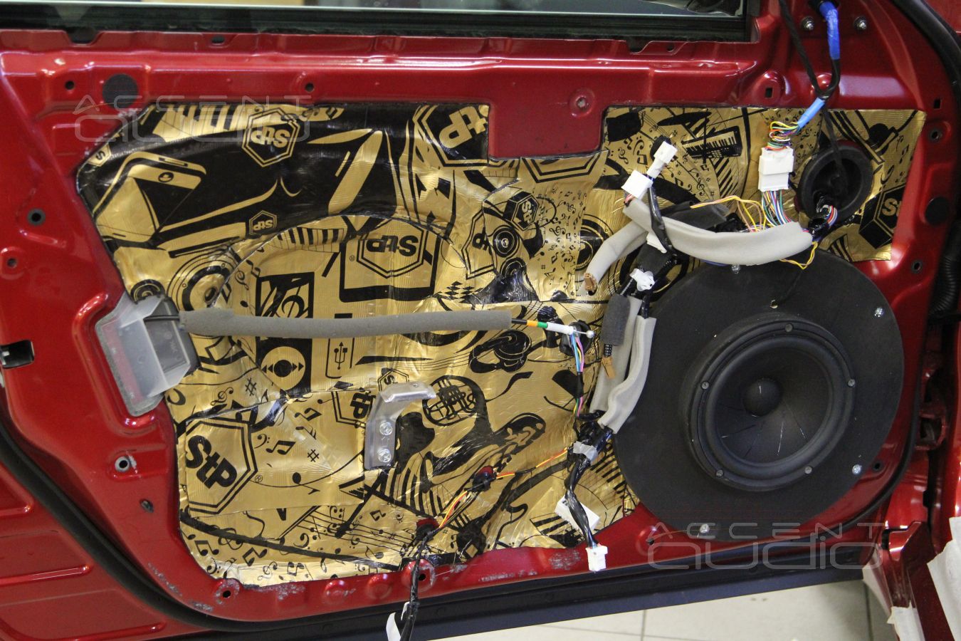 Установка мидбасовых динамиков ScanSpeak Revelator 18W/4531G00 в двери Infiniti Q50