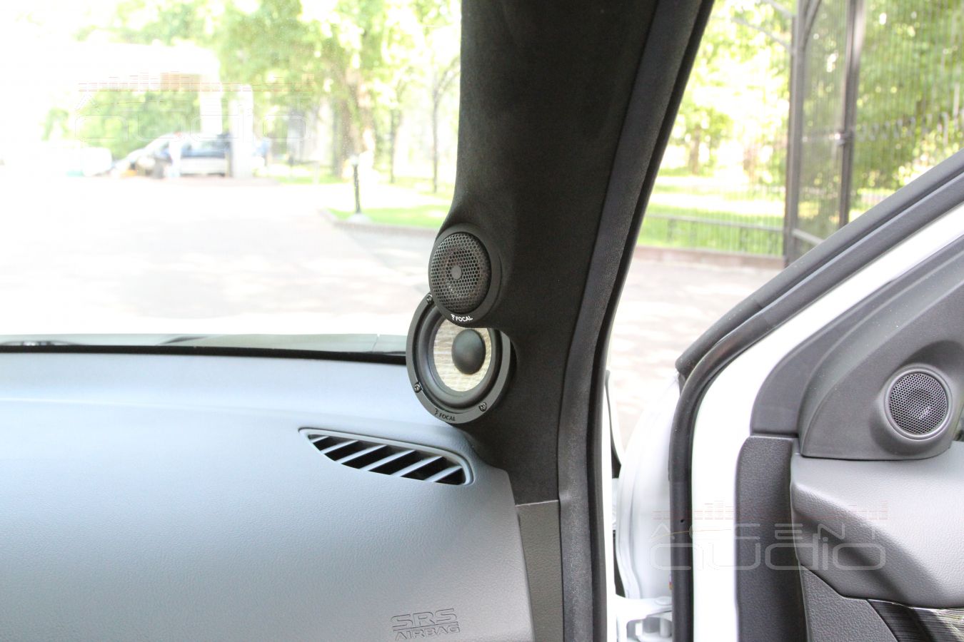 Подиумы под СЧ-ВЧ излучатели в Mitsubishi Outlander 