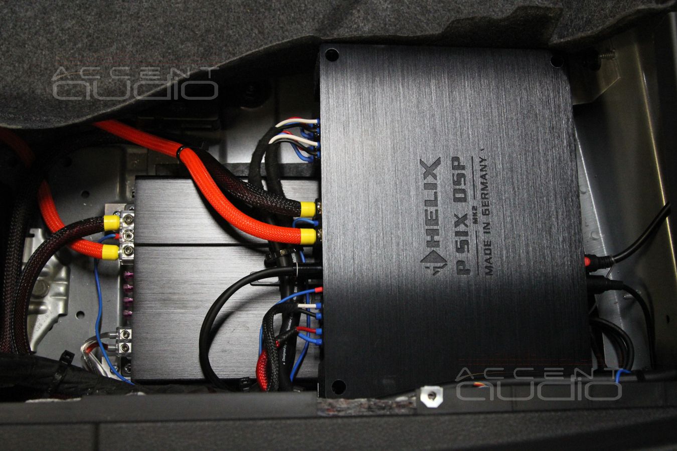 Усилители в BMW X6 можно разместить компактно !