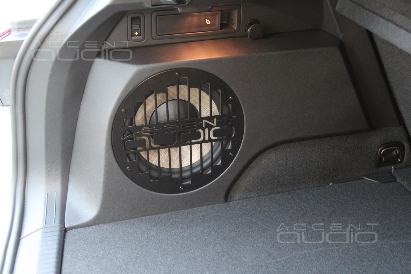 Встроенный сабвуфер-стелс в новом Volkswagen Tiguan