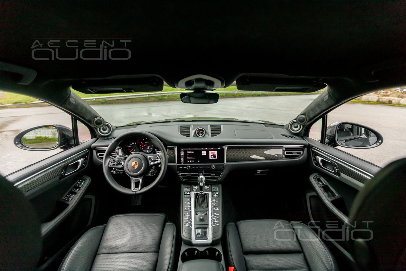 Подиумы под твитеры и среднечастотники, крыша в Алькантаре в Porsche Macan