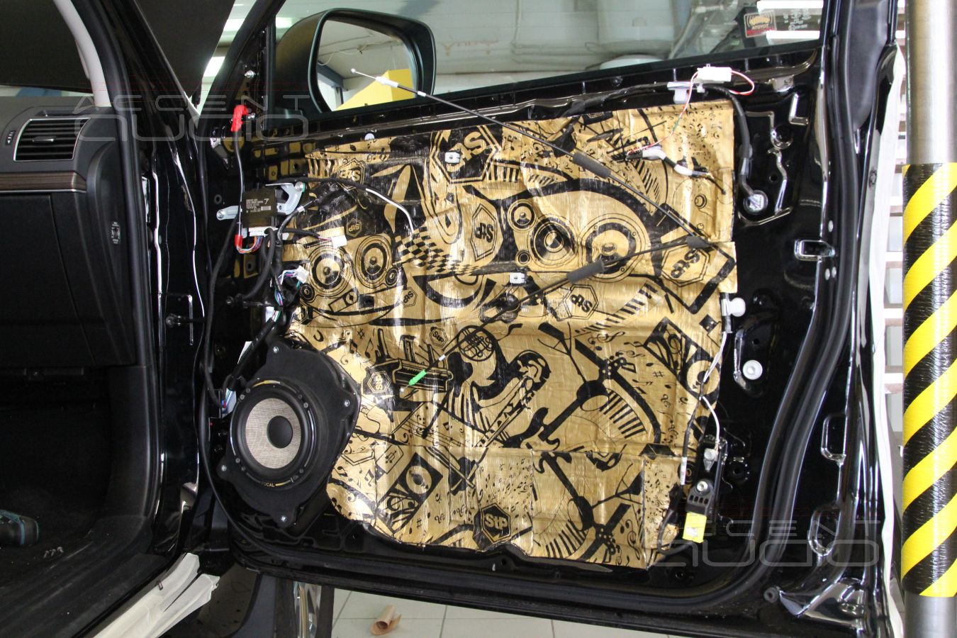 Для установки новой акустики в Toyota Land Cruiser Prado 150 требуется