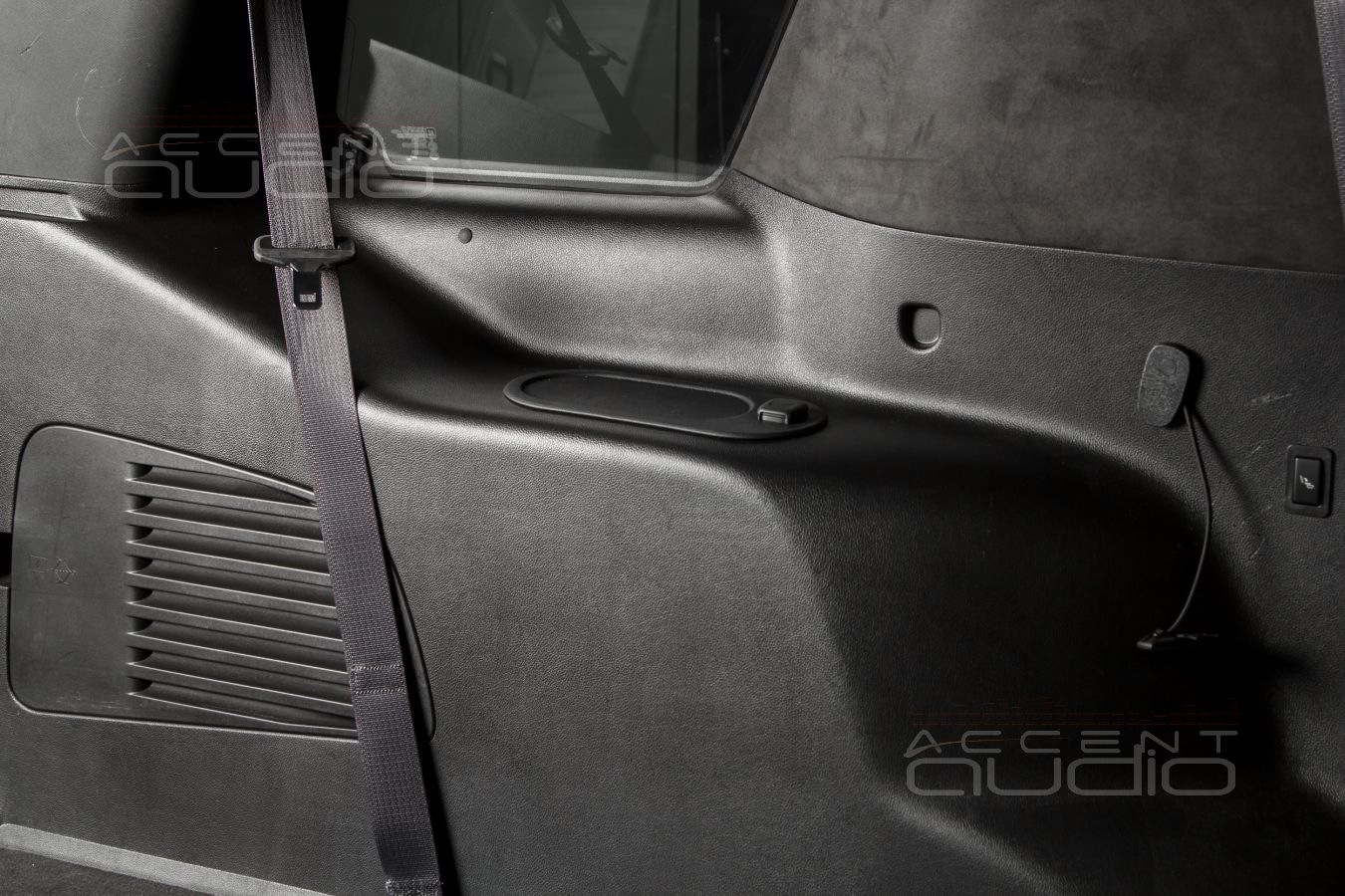 Комплект из двух подиумов для установки заглушки подстаканников третьего ряда пассажиров в Cadillac Escalade 2014-2020.