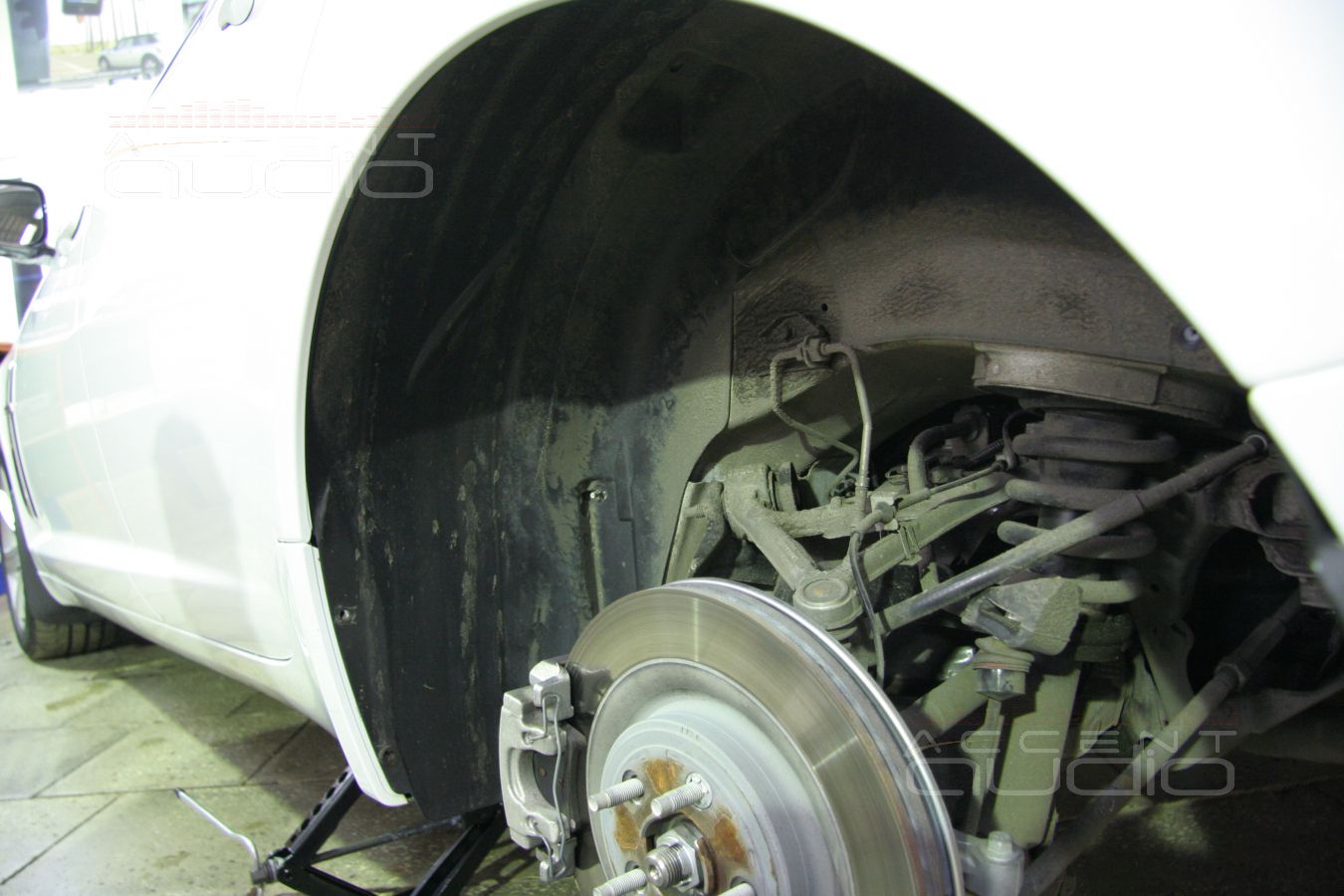 Шумоизоляция колесных арок на Jaguar XF