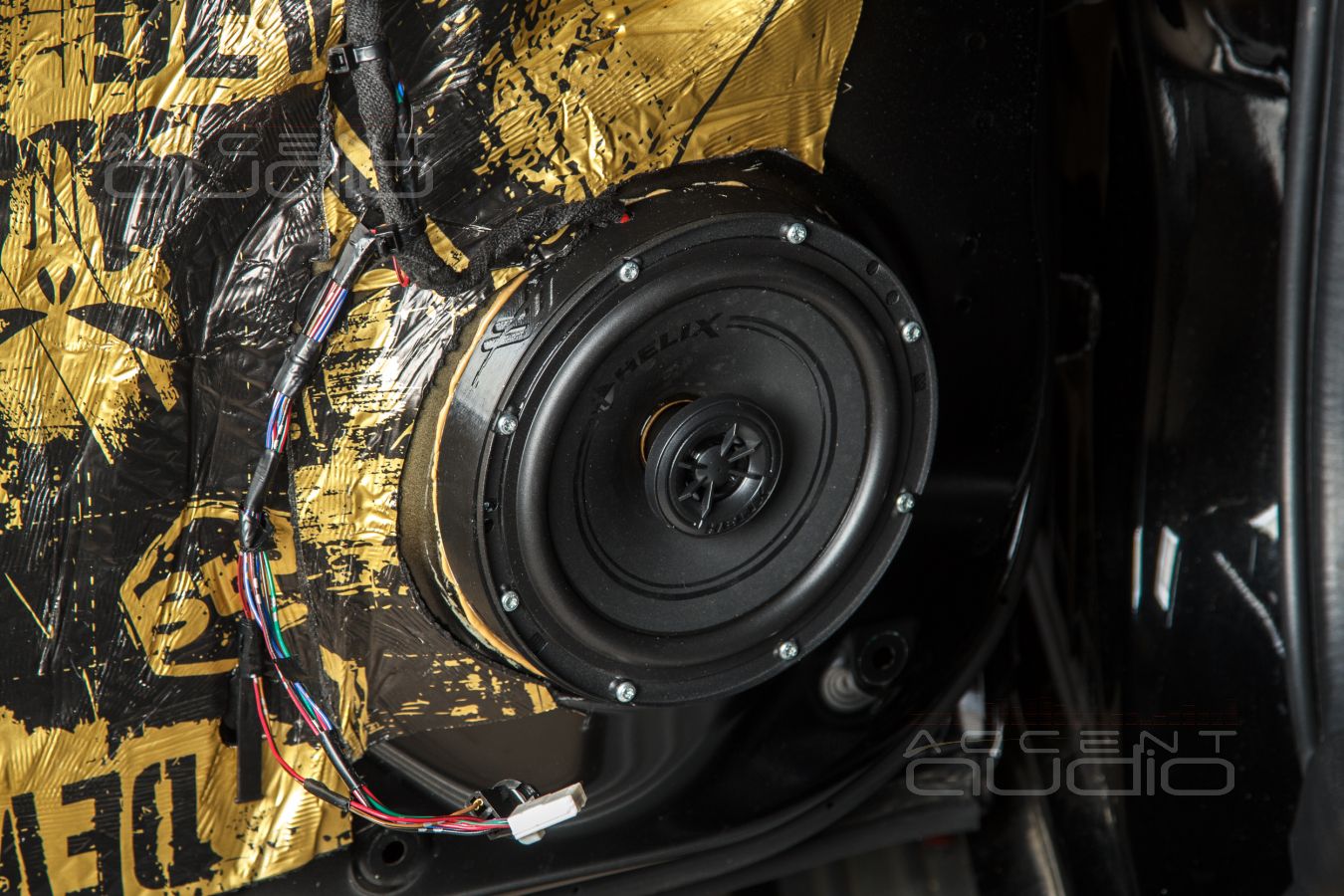 Комплект из двух подиумов для установки тыловых 165 мм мидбасовых излучателей в Mitsubishi Pajero Sport 2019-2024.