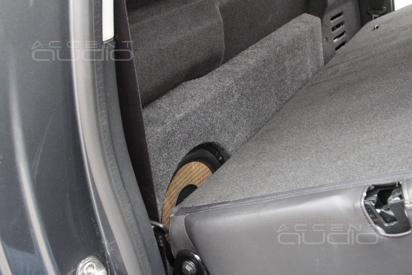 Сабвуфер-стелс для VW Amarok: Focal P25FS в корпусе SuperSlim