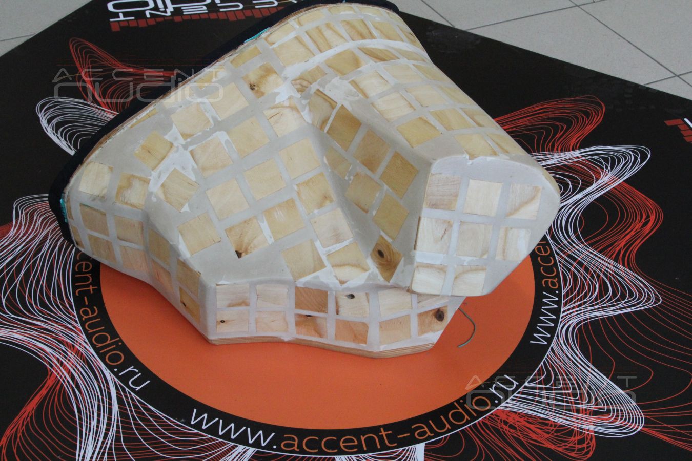 Сабвуфер-стелс для Dego sb-10 p-mk2 в Mercedes-Benz GT