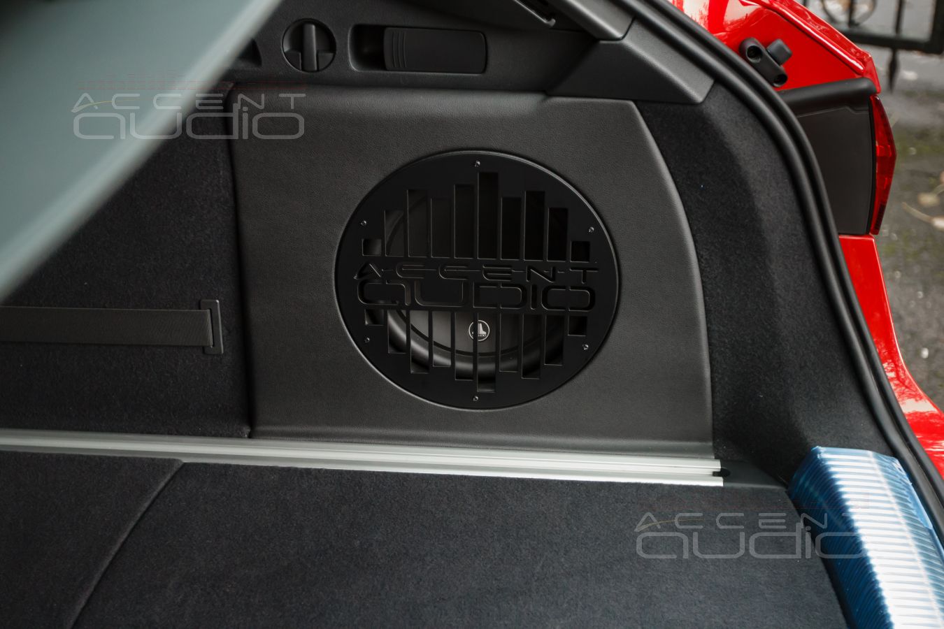 Полная интеграция и стильная встройка: сабвуфер-стелс для Audi A4 Avant 2021