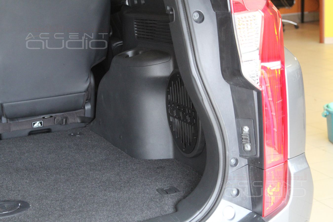 Встроенный сабвуфер-стелс Audison Voce AV10 в Pagero Sport