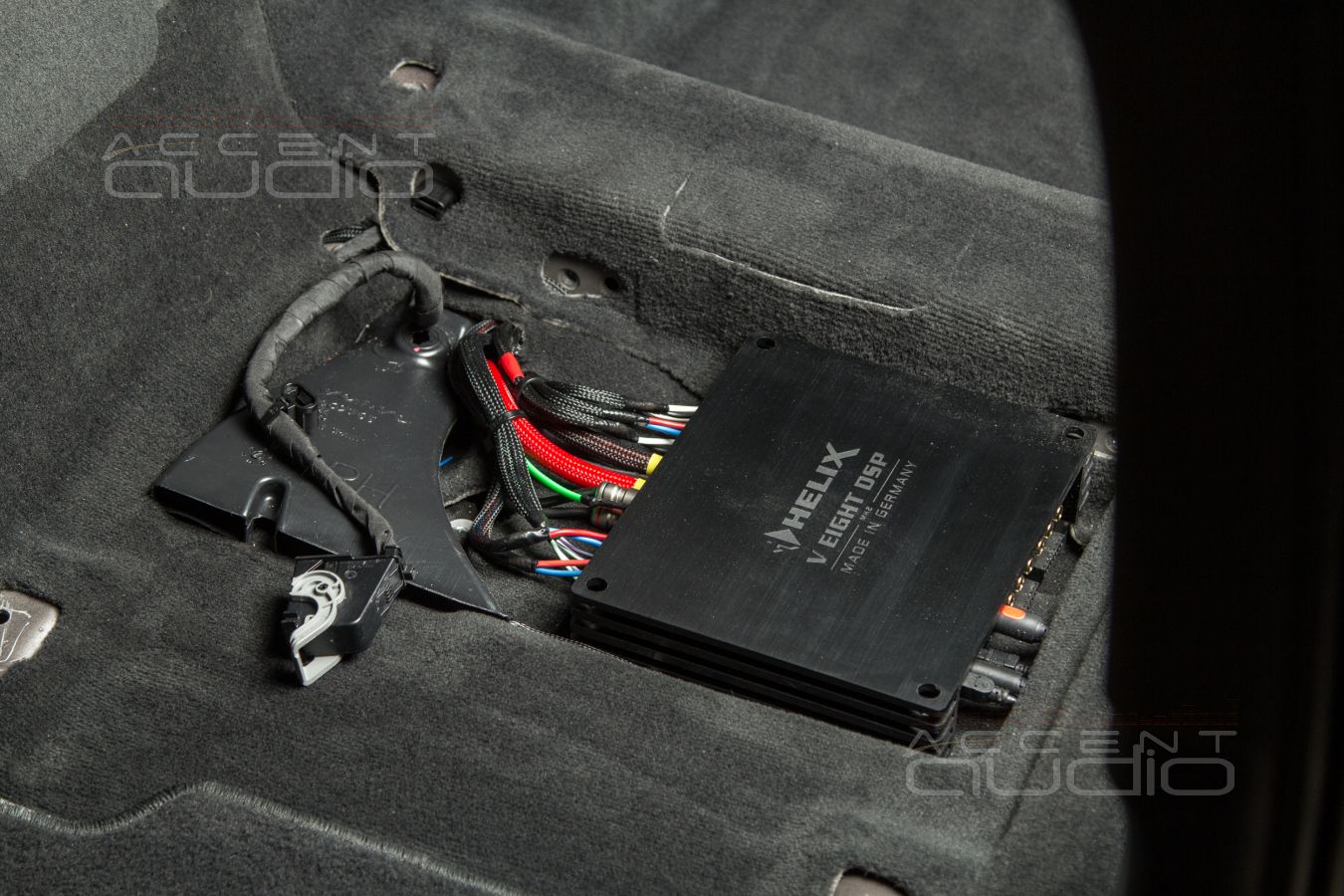 Полностью скрытый монтаж усилителей Helix в Volvo V90 Cross Country