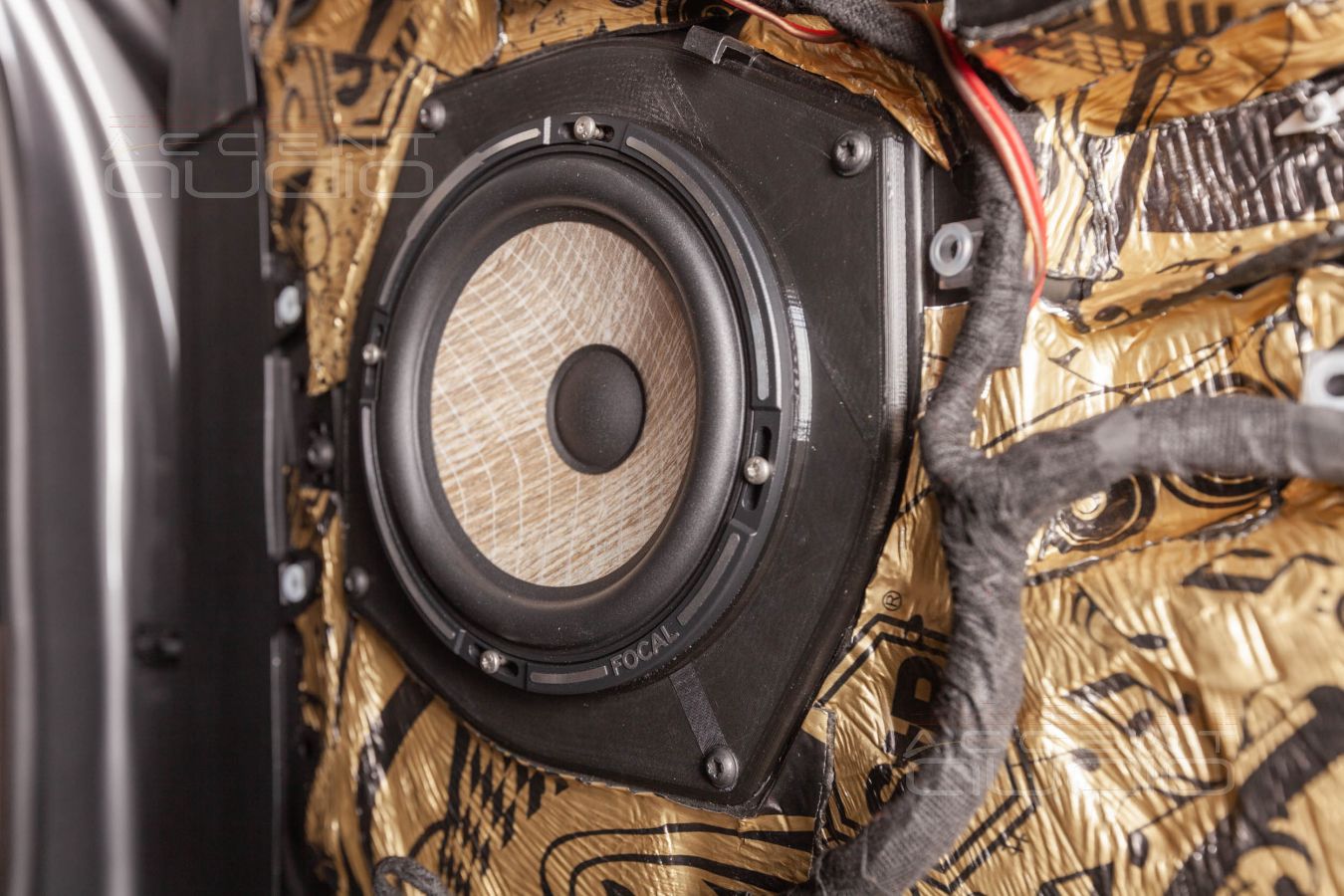 Аудиоподготовка дверей и установка мидбасовых динамиков Focal FLAX в Range Rover Sport