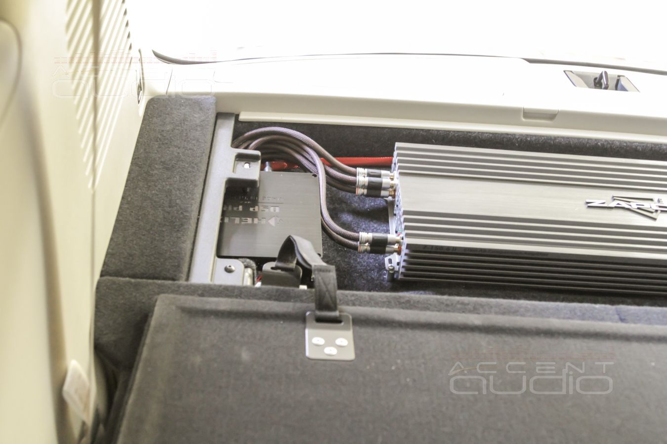 Установка усилителей и аудиопроцессора – каждый на своём месте: Zapco, Alpine и Helix