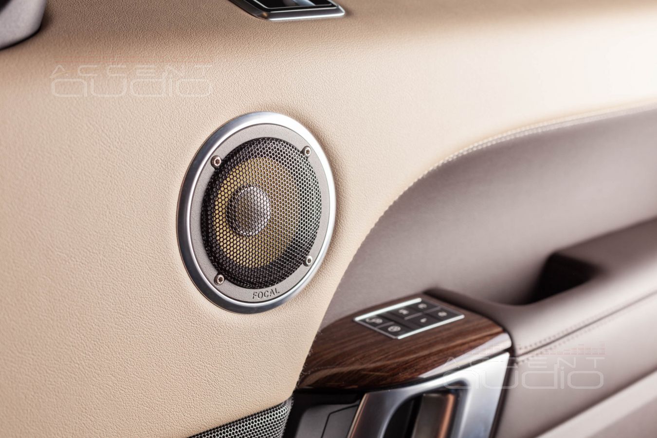 Вариация вторая: с сеточкакми. Установка СЧ и ВЧ излучателей Focal K2 Power в защищенном виде