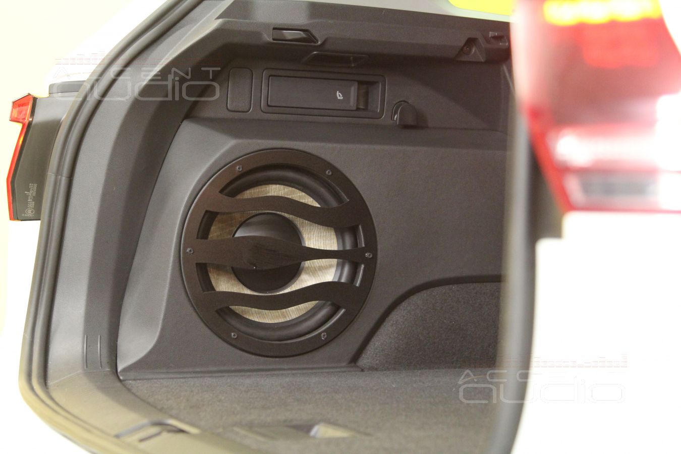 Встроенный сабвуфер в новом Тигуане