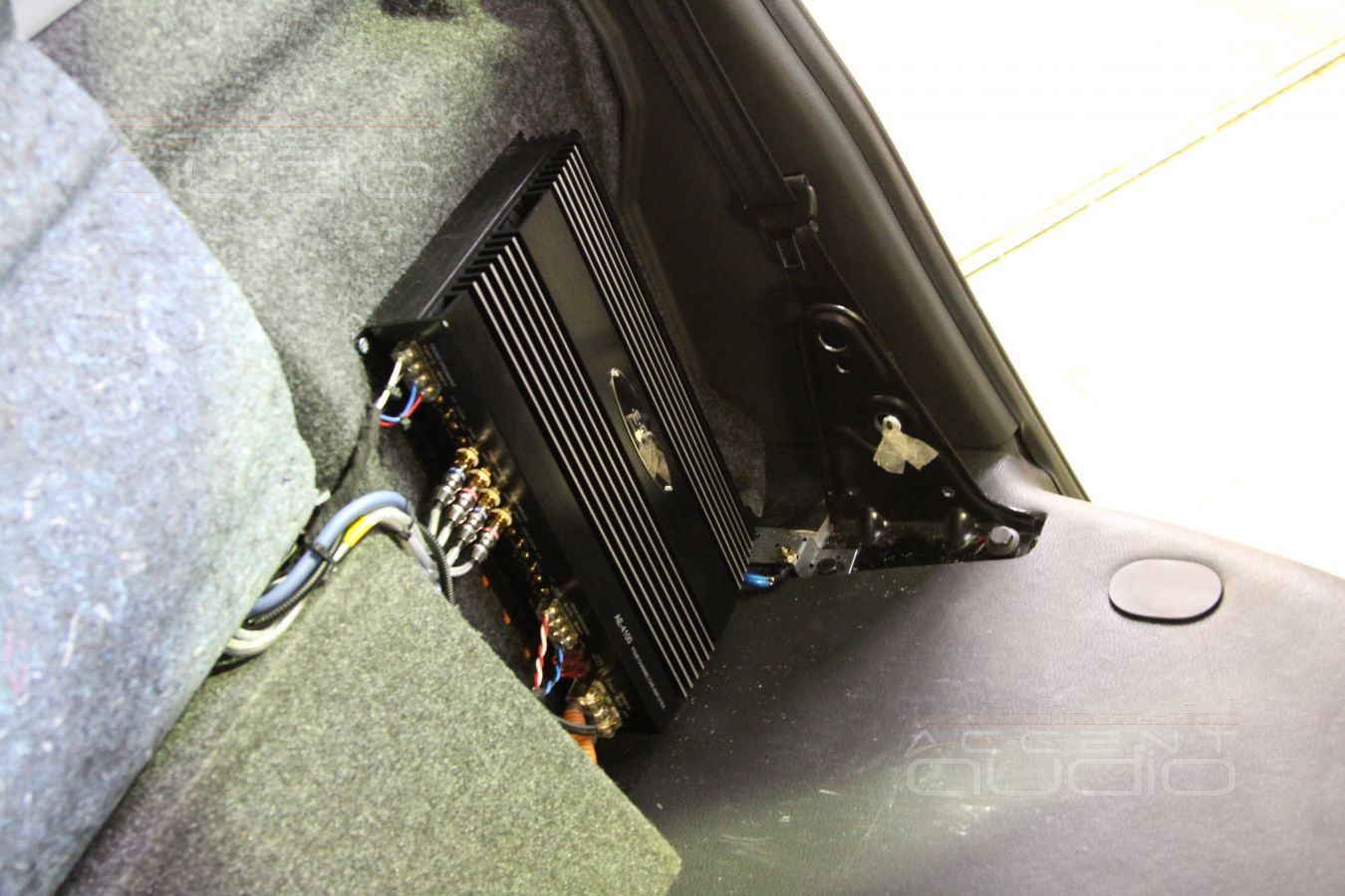 Установка усилителя и сабвуфера в Volkswagen Amarok