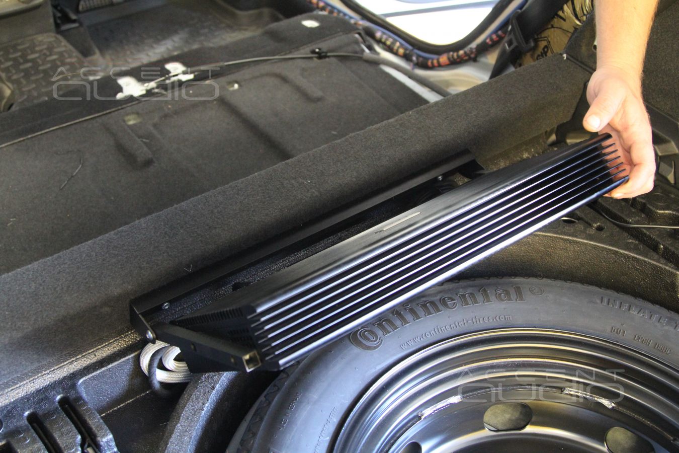 Установка усилителя E.O.S AE-4100.1 SE