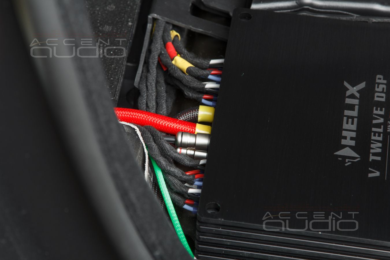 Установка ДВЕНАДЦАТИКАНАЛЬНОГО усилителя Helix VTwelve DSP MK2 в Range Rover