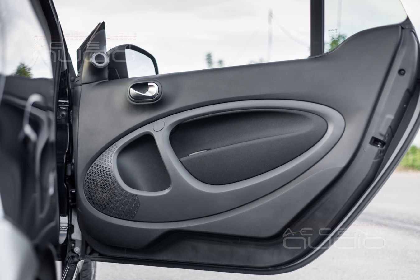 Аудиоподготовка дверей, которая начинается со снятия крыльев Smart Fortwo 
