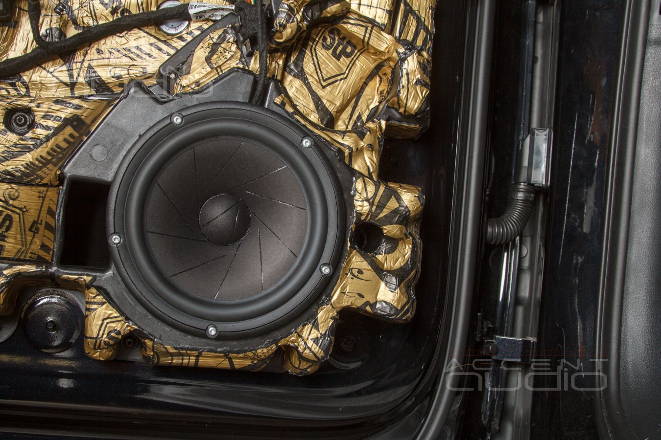 Выбор и установка новых мидбасовых динамиков в фазоинверторные ящики Audi SQ7