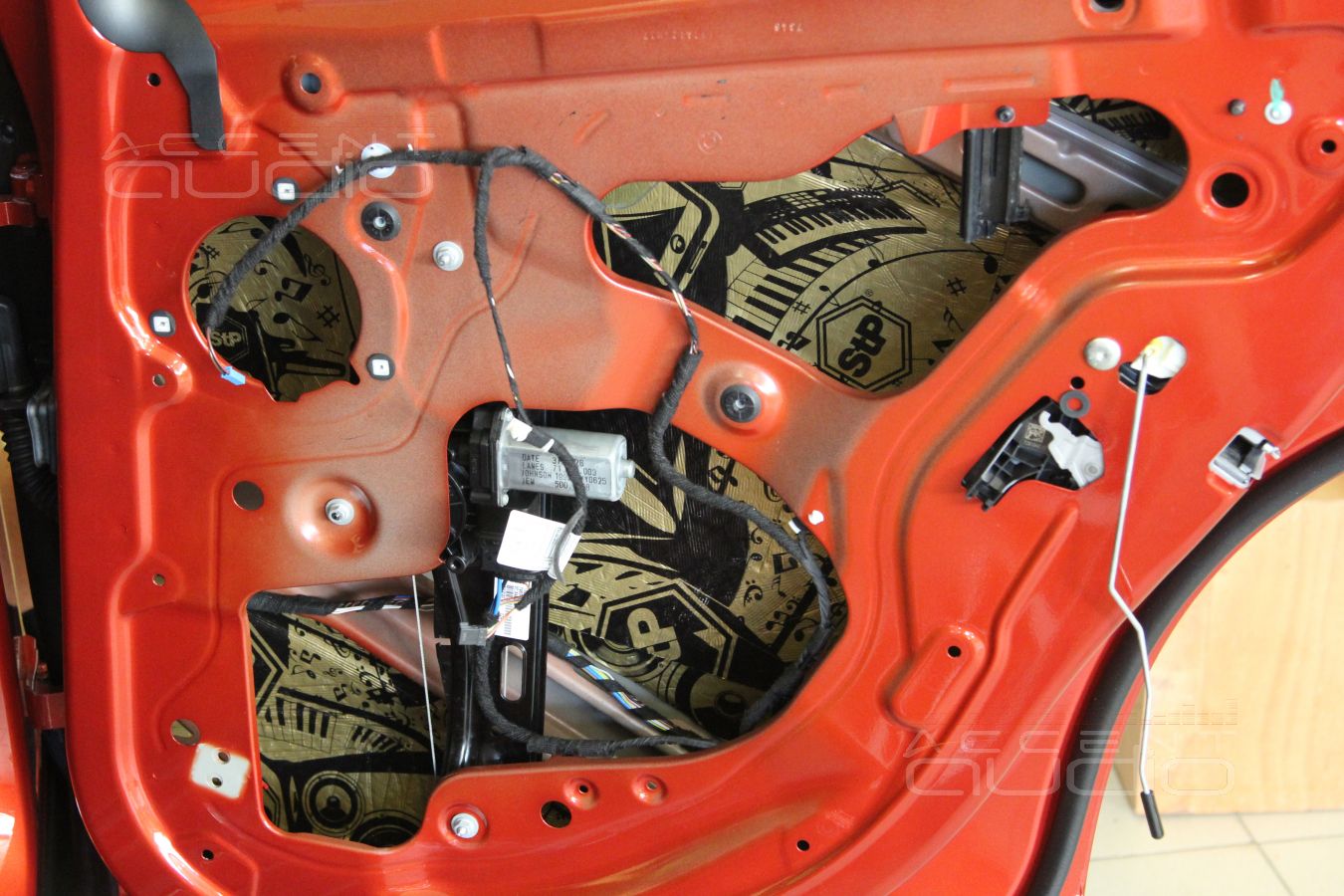 Установка комплекта тыловых динамиков BLAM BM-100C