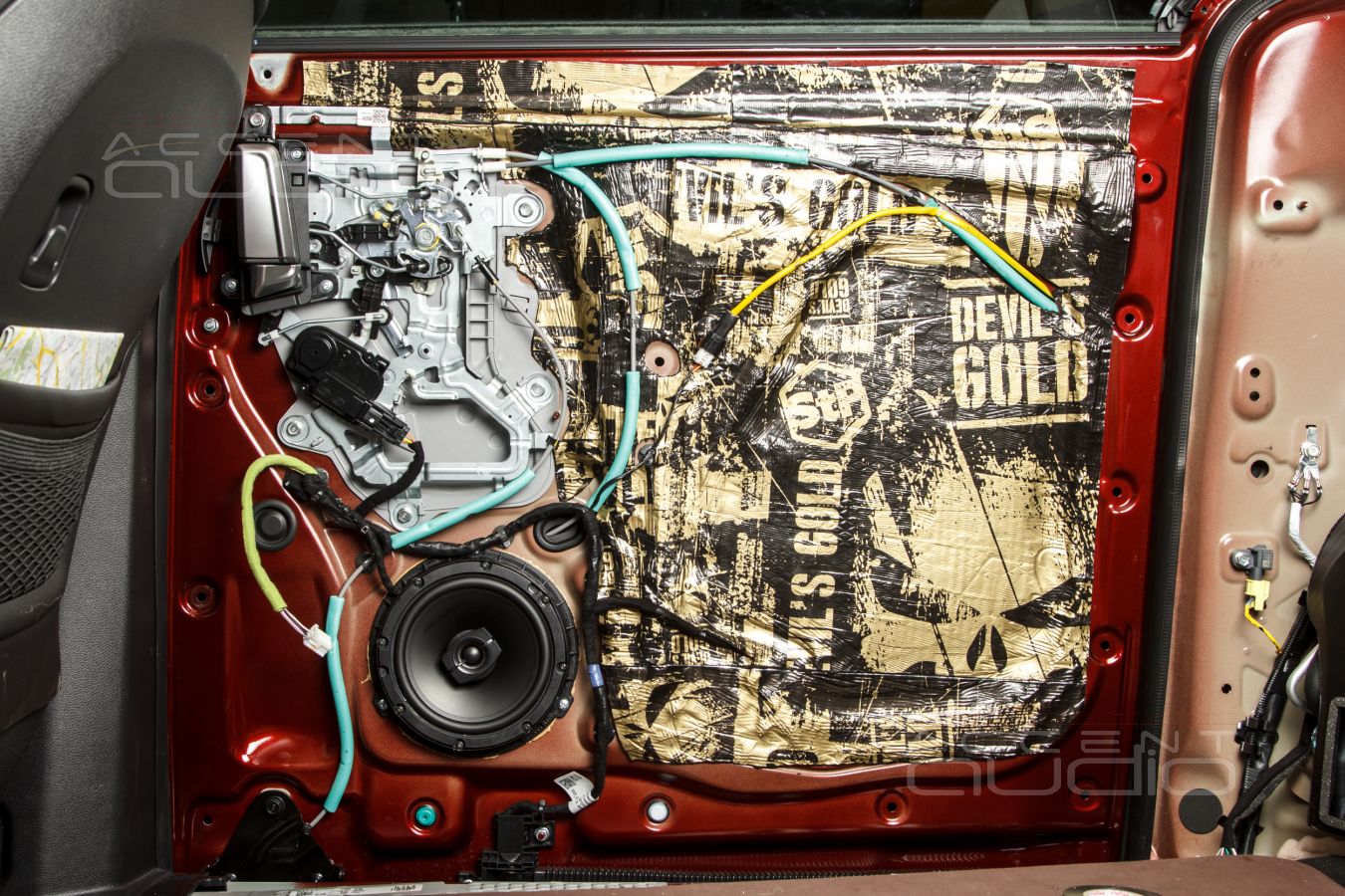 Аудиоподготовка дверей и установка новых динамиков Brax и Challenger в Kia Carnival