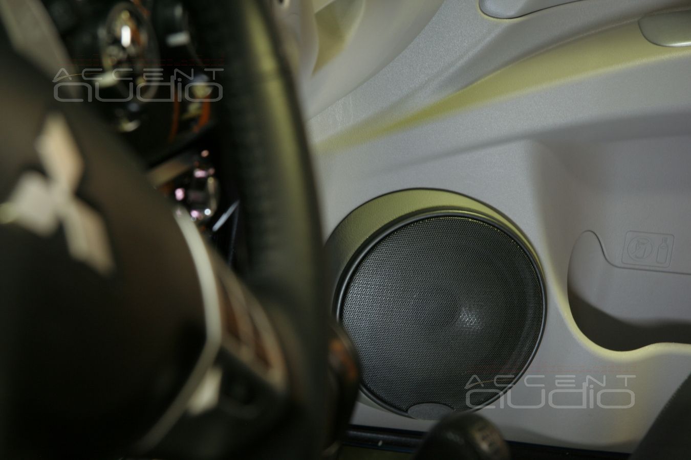 Установка мидбасов в Mitsubishi Pajero Sport