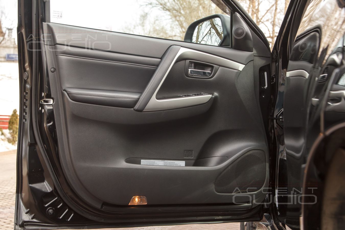 Установка фронтальных мидбасов Brax GL6 в Mitsubishi Pajero Sport