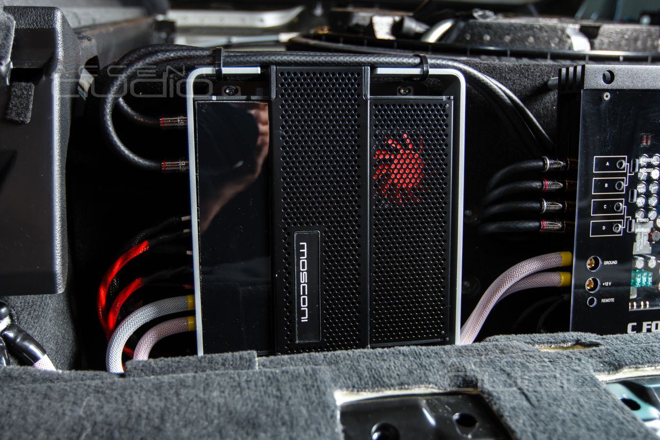 Установка усилителей и аудиопроцессора в Audi Q8