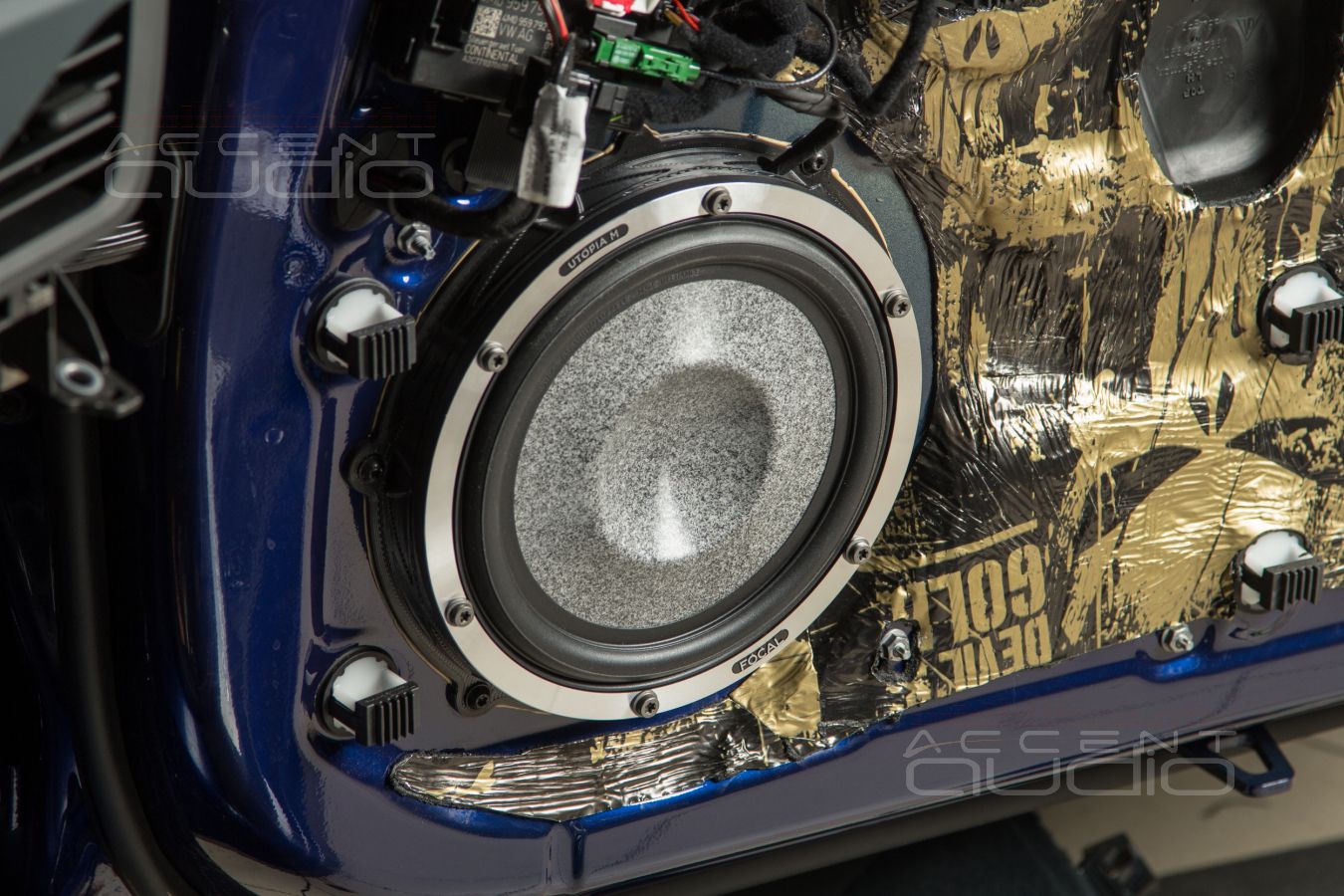 Аудиофильские миды Focal 8WM Woofer Utopia Be M в дверях Porsche Carrera 911 S