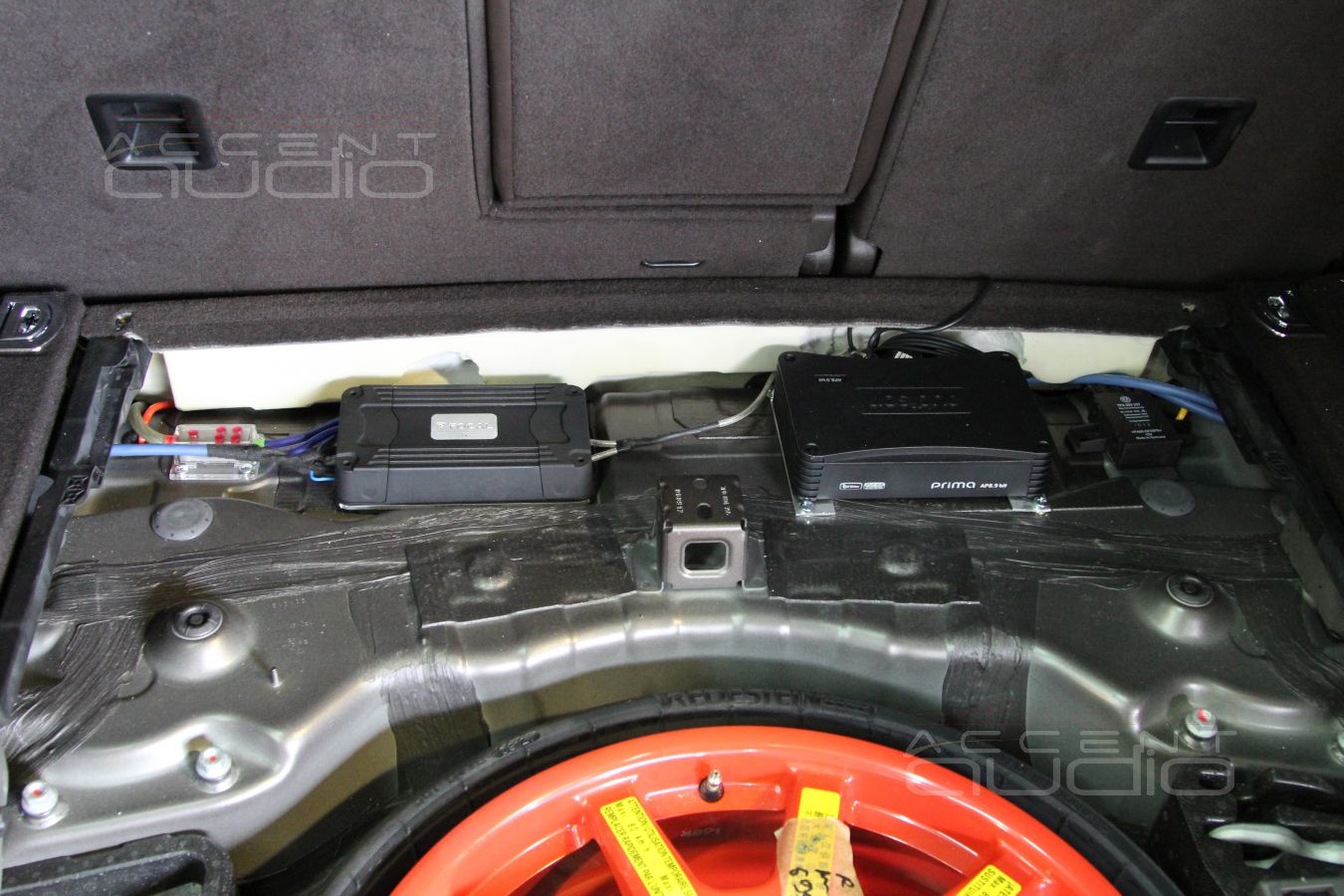 Скрытая установка аудиопроцессора и усилителя в Volkswagen Touareg 2014