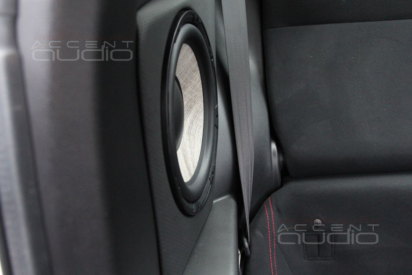 Встроенный сабвуфер в Toyota GT86