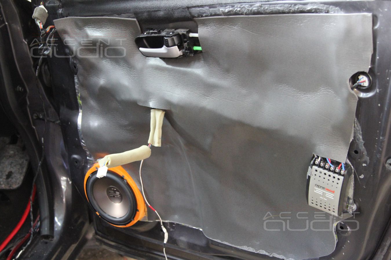 Шумоизоляция дверей и установка акустики в Suzuki Grand Vitara