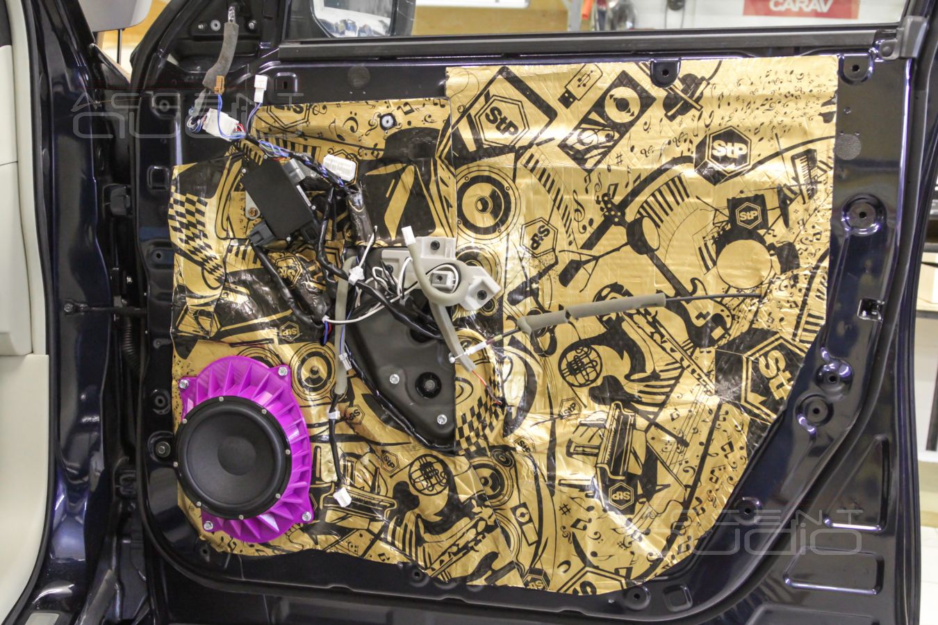 Установка акустики: аудиоподготовка дверей и установка мидбасов Brax в  Infiniti QX80