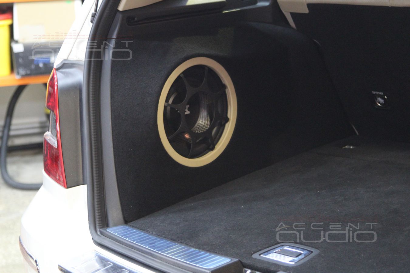 Встроенный сабвуфер в Mercedes GLK